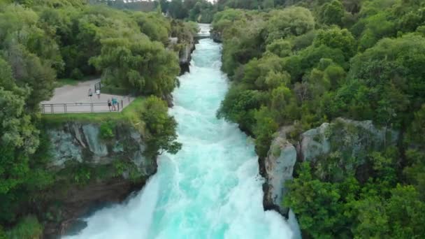 Drone Aéreo Volando Río Arriba Sobre Las Cataratas Huka Río — Vídeos de Stock