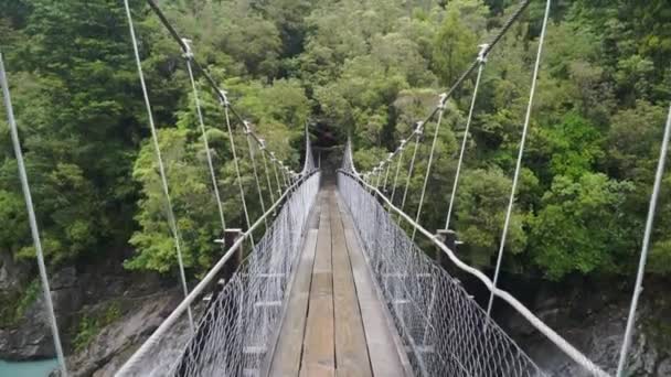 Slowmo Passeggiata Sul Ponte Sospeso Hokitika Gorge Nuova Zelanda — Video Stock