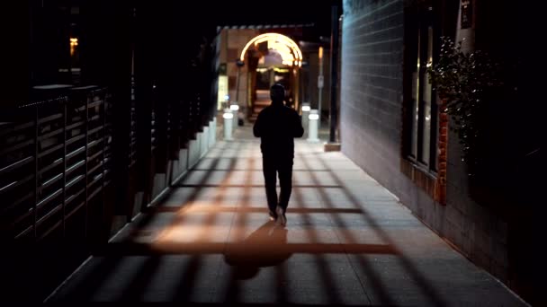 男は夜通りを歩く — ストック動画
