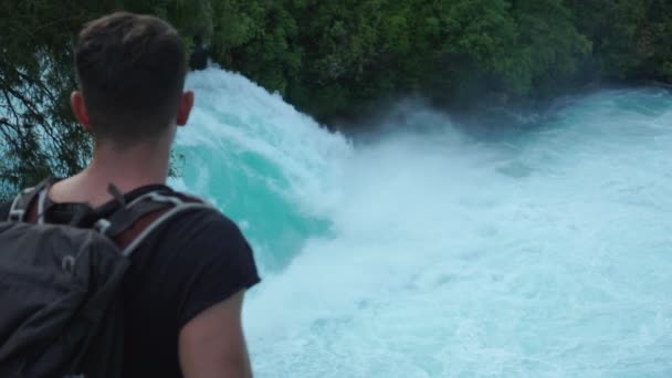 Slowmo Joven Turista Caucásico Por Detrás Mira Huka Falls Nueva — Vídeo de stock