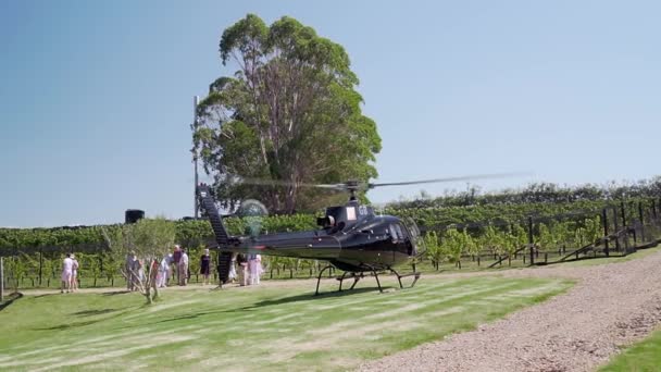 Slowmo Orang Orang Berjalan Menuju Helikopter Hitam Pribadi Kilang Anggur — Stok Video