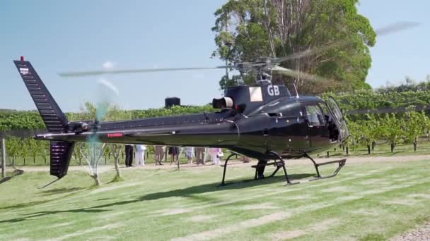 Slowmo Helicóptero Privado Preto Lado Inicia Motores Adega Waiheke Island — Vídeo de Stock