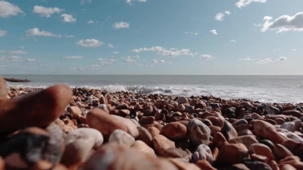 Закрытие Пляжа Брусчатки Певенси Юге Англии Солнечный День Пока Волны — стоковое видео