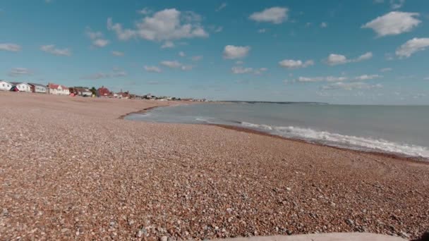 Ondas Quebrando Suavemente Praia Telha Vazia Pevensey Sul Inglaterra — Vídeo de Stock
