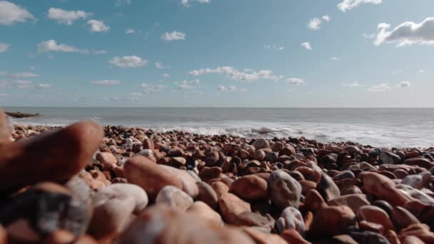 晴れた日には南イングランドのペベンジーにある小石のビーチの近くにあります 波がゆっくりと海岸に打ち寄せる様子 — ストック動画