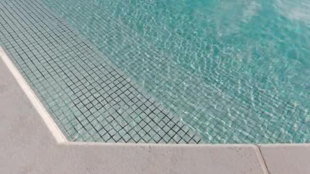 Плавательный Бассейн Рябью Поверхности Воды Солнечный День Замедленной Съемке — стоковое видео