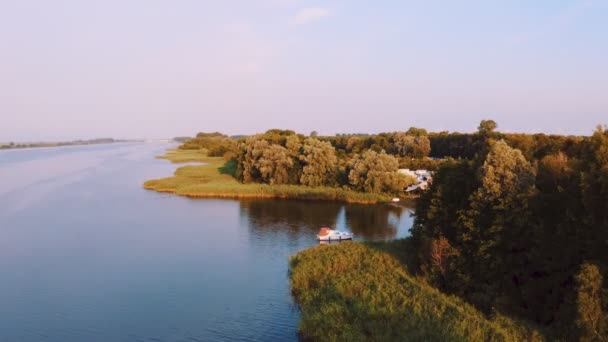 Flygdrönare Avslöjar Wildeburg Festival Camp Site Bredvid Sjön Tidig Morgon — Stockvideo