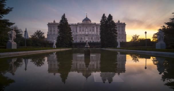 Timelapse Una Hermosa Puesta Sol Frente Palacio Real Madrid Reflejo — Vídeo de stock