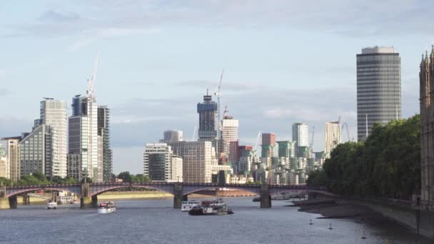 从威斯敏斯特桥 公寓和市中心的建筑物看伦敦 — 图库视频影像