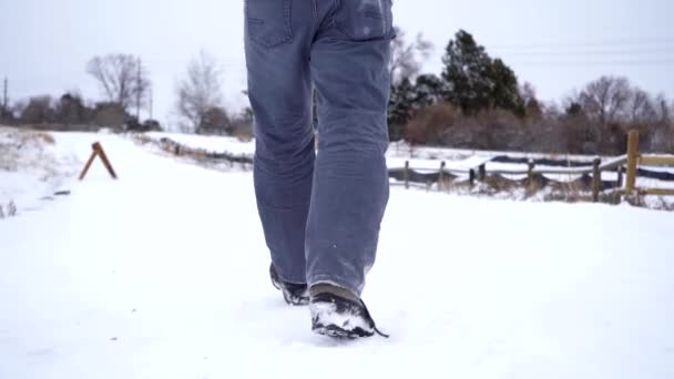 Vista Bajo Ángulo Del Hombre Caminando Sendero Cubierto Nieve Cámara — Vídeo de stock