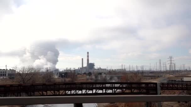 科罗拉多州丹佛的一个工业设施的慢动作Pov排放镜头 — 图库视频影像