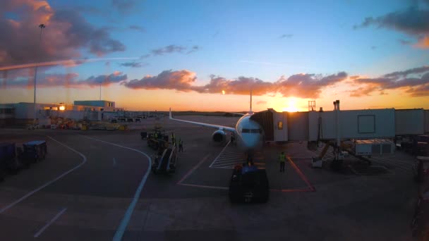 Airport Sunset Time Lapse Plane Moved Gate Runway Workers Shuffle — Stock Video