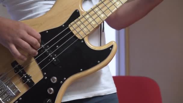Fechar Baixo Guitarrista Seu Estilo Dedo Detalhe Cordas — Vídeo de Stock