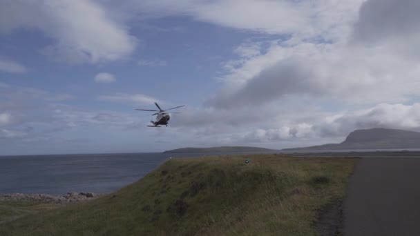 Disparo Helicóptero Aterrizando Franja Las Islas Feroe — Vídeos de Stock