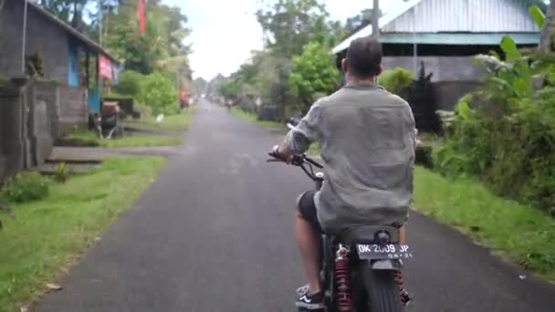 Молодий Підхожий Крутий Чоловік Їде Маленькій Сільській Дорозі Балі Своїм — стокове відео