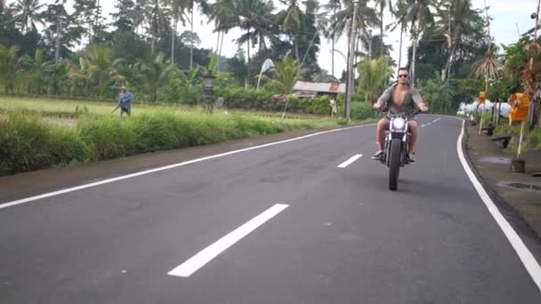 Młody Wysportowany Fajny Człowiek Jeździ Wiejskimi Drogami Bali Swoim Motocyklem — Wideo stockowe