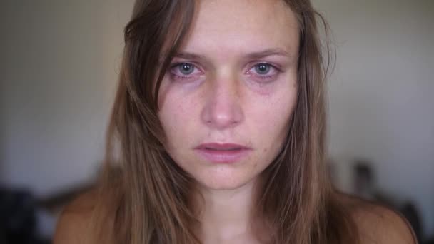 Retrato Cerca Una Joven Con Heridas Moretones Mira Mira Directamente — Vídeos de Stock