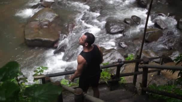 Jovem Homem Branco Roupas Pretas Uma Pose Confiante Desfrutando Vista — Vídeo de Stock