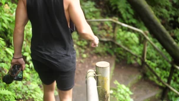 Młody Wysportowany Mężczyzna Idzie Schodach Wilgotnej Dżungli Bali Profesjonalną Lustrzanką — Wideo stockowe