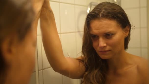 Femeie Vânătăi Cicatrici Față Lovit Lovit Uită Oglindă Devine Furioasă — Videoclip de stoc