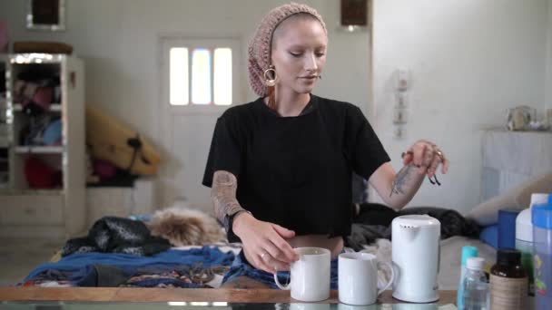 Une Jeune Femme Blanche Alternative Look Unique Dans Style Mode — Video