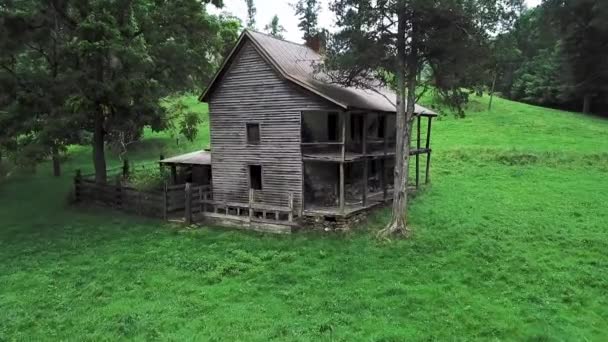 Dron Wjeżdża Opuszczonego Opuszczonego Dwupiętrowego Domu — Wideo stockowe