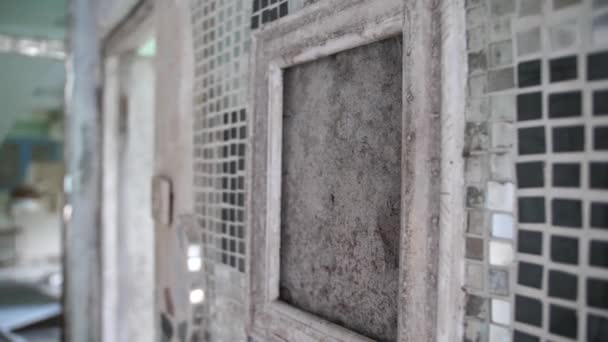 気味の悪い放棄された家の中の古い汚い木製のフレームの終わりのショットガラスモザイク — ストック動画