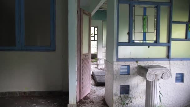 Una Pasarela Rodada Dentro Edificio Abandonado Con Sentimiento Espeluznante Oscuro — Vídeo de stock