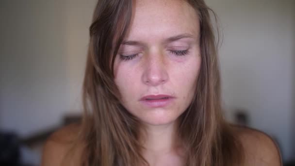 Primer Plano Retrato Una Joven Con Heridas Moretones Mira Mira — Vídeos de Stock