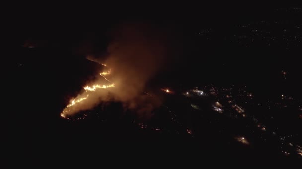 Cepillo Fuego Ladera Montaña Con Luces Ciudad Fondo Oscuro — Vídeo de stock