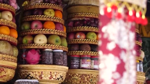 作为印度尼西亚巴厘岛印度教和文化的一部分 食物和水果装在金筐里 站着向众神献祭 寺庙祭坛上各种五彩缤纷的物品 — 图库视频影像