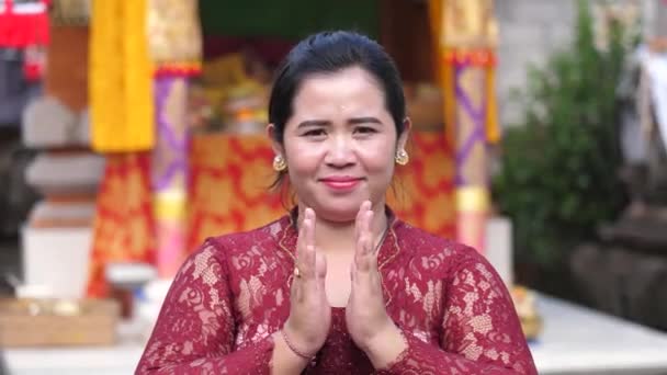 Mulher Asiática Atraente Vestido Renda Vermelho Dobra Mãos Arcos Direção — Vídeo de Stock