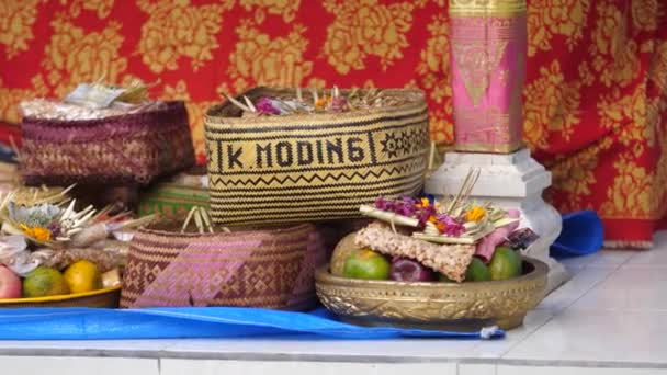 作为宗教传统和仪式的一部分 在印度教庙宇的祭坛上放置一筐食物 鲜花和其他物品 作为献给众神的祭品 — 图库视频影像