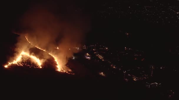 Peligroso Incendio Arbustos Montaña Arde Cerca Una Ciudad Medio Noche — Vídeo de stock