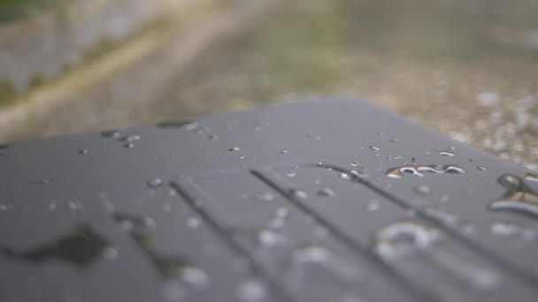 Una Toma Cámara Lenta Una Funda Impermeable Para Portátil Sentada — Vídeos de Stock