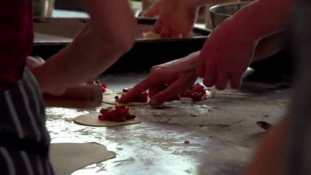 Mesa Cozinha Ocupada Massa Rolante Preparação Petiscos Vegetarianos — Vídeo de Stock