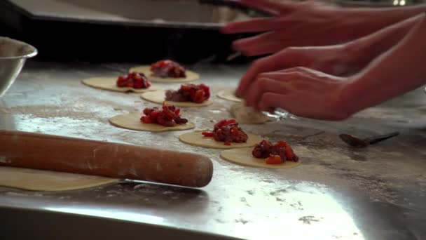 Příprava Vegetariánských Kousků Pečiva Spousta Zaneprázdněných Rukou — Stock video