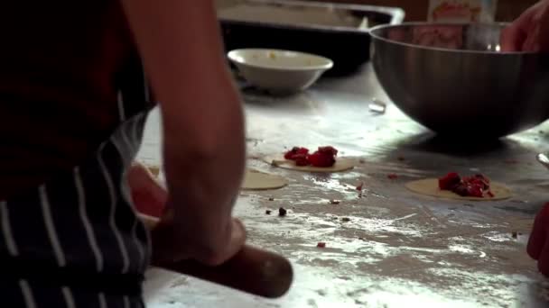 Kucharze Pracowicie Przygotowując Przekąski Ciasta Jeden Walcowanie Ciasta Inne Dodając — Wideo stockowe