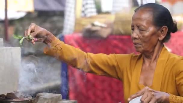 Femeie Pus Flori Altarul Piatră Hindusă Lângă Tămâia Arsă Templu — Videoclip de stoc