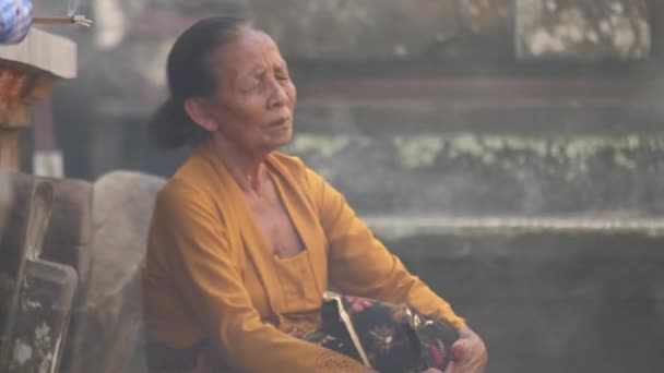Öreg Balinéz Fényes Ruhában Kőoltár Mellett Hindu Templom Udvarán Füsttel — Stock videók