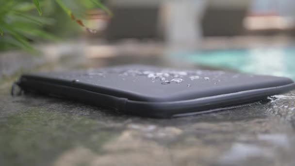 Detalle Estuche Portátil Negro Básico Impermeable Con Líneas Grabadas Encuentra — Vídeo de stock