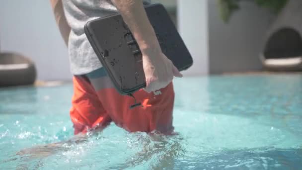 Atlético Camina Pantalones Cortos Natación Una Piscina Sosteniendo Una Funda — Vídeo de stock