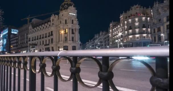 Κίνηση Timelapse Νύχτα Στη Μαδρίτη Διάσημο Κτίριο Μητρόπολης Στη Διασταύρωση — Αρχείο Βίντεο
