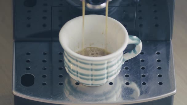 Чашка Наполненная Свежесваренным Кофе Снятым Сверху — стоковое видео