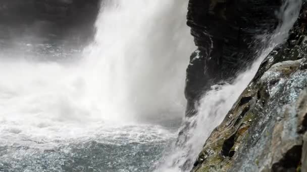 Linville Falls Raging Voda Zasáhne Řeku Linville — Stock video