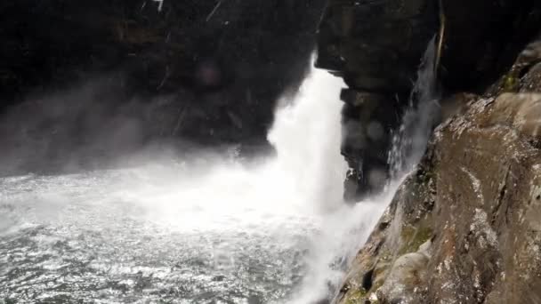 Linville Falls Med Snö Faller Bakom Fallen — Stockvideo