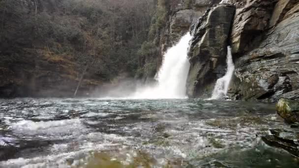 Linville Falls Vattenstänk Förgrunden Snön — Stockvideo