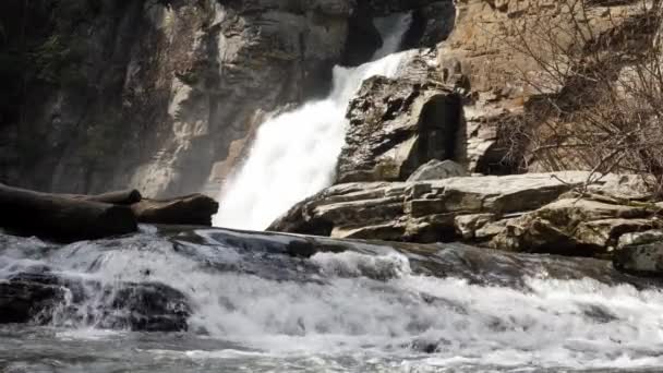 Wasserfälle Von Linville Bei Strahlendem Sonnenschein — Stockvideo