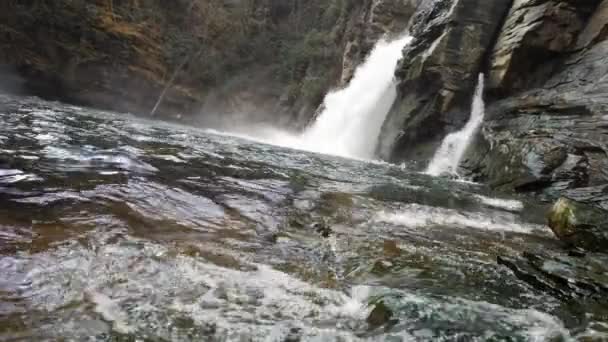 Водоспади Снігом Водою Передньому Плані — стокове відео