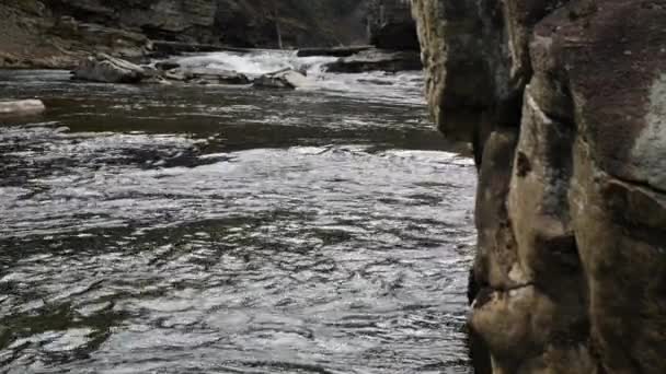 Linville Falls River Flowing Rock Primeiro Plano — Vídeo de Stock